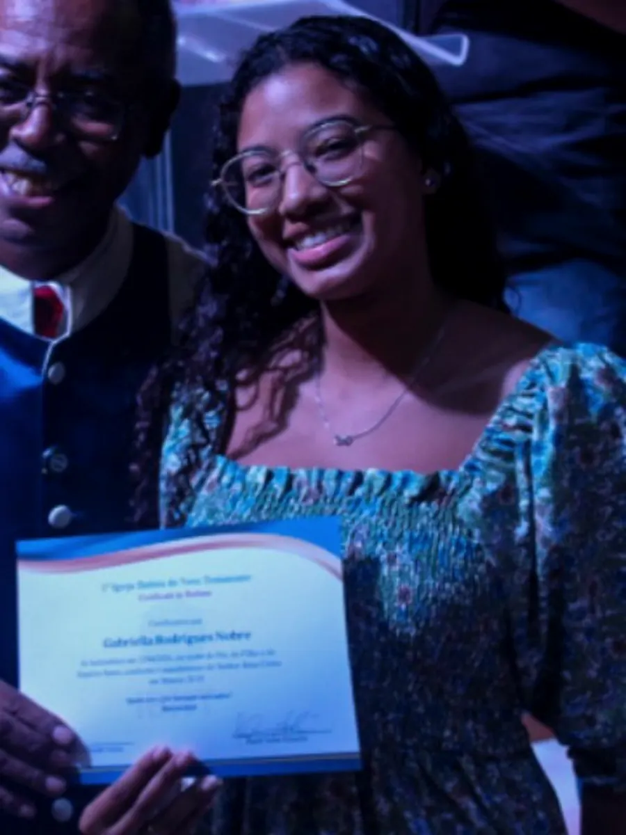 Jovem da IBNT celebrando decisao publica de viver com Cristo